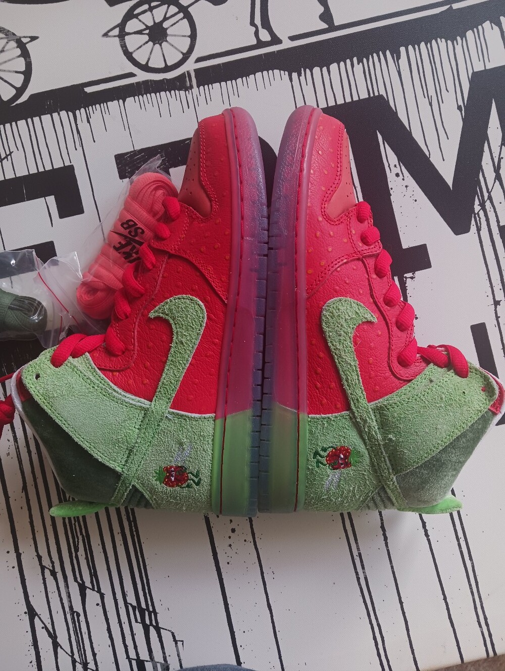 NEW Nike SB Dunk High Sneakers Strawberry Cough, Size EU 40, UK 6, US 7 - Picture 6 of 12
